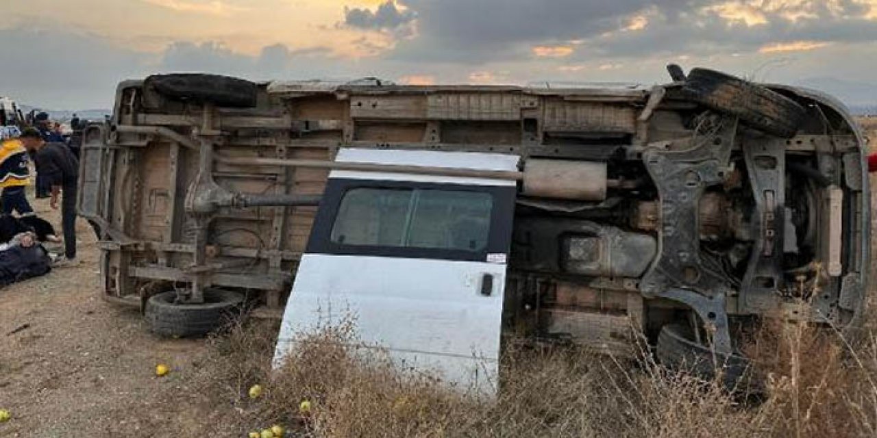 Lastiği patlayan servis devrildi: 15 işçi yaralandı