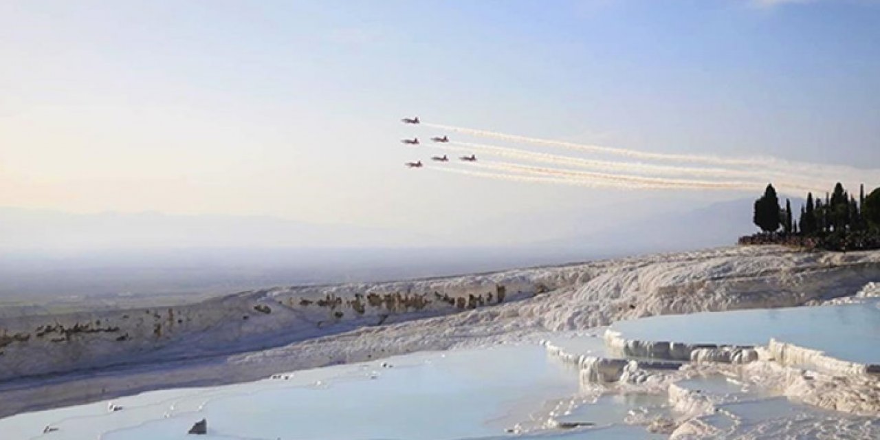 Türk Yıldızları Pamukkale'de boy gösterdi