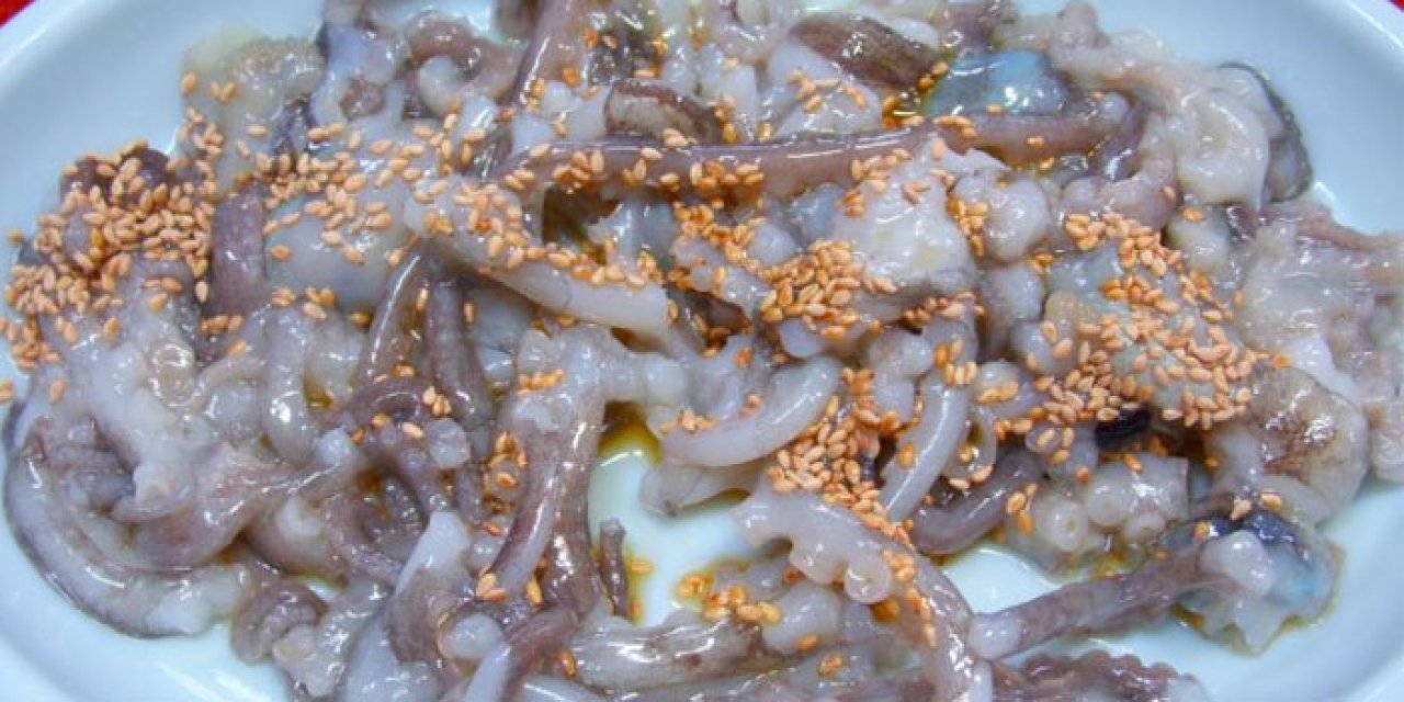 Ahtapot yerken hayatını kaybetti