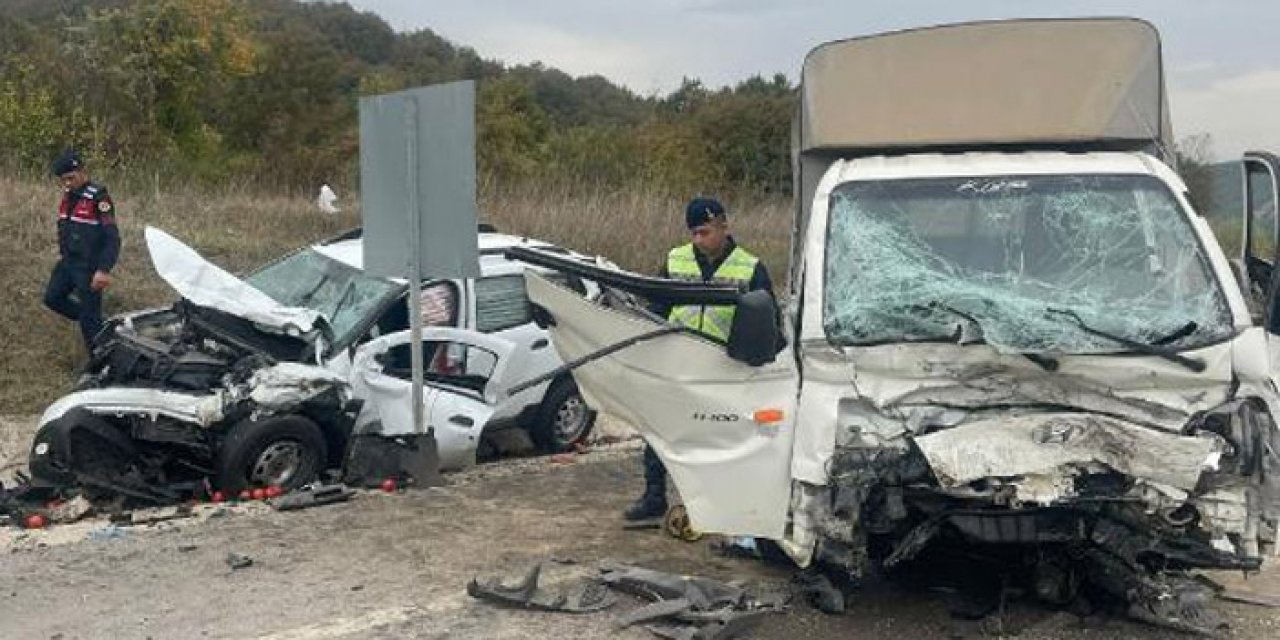 Bursa'da otomobil ile kamyonet kafa kaya girdi: 4 yaralı