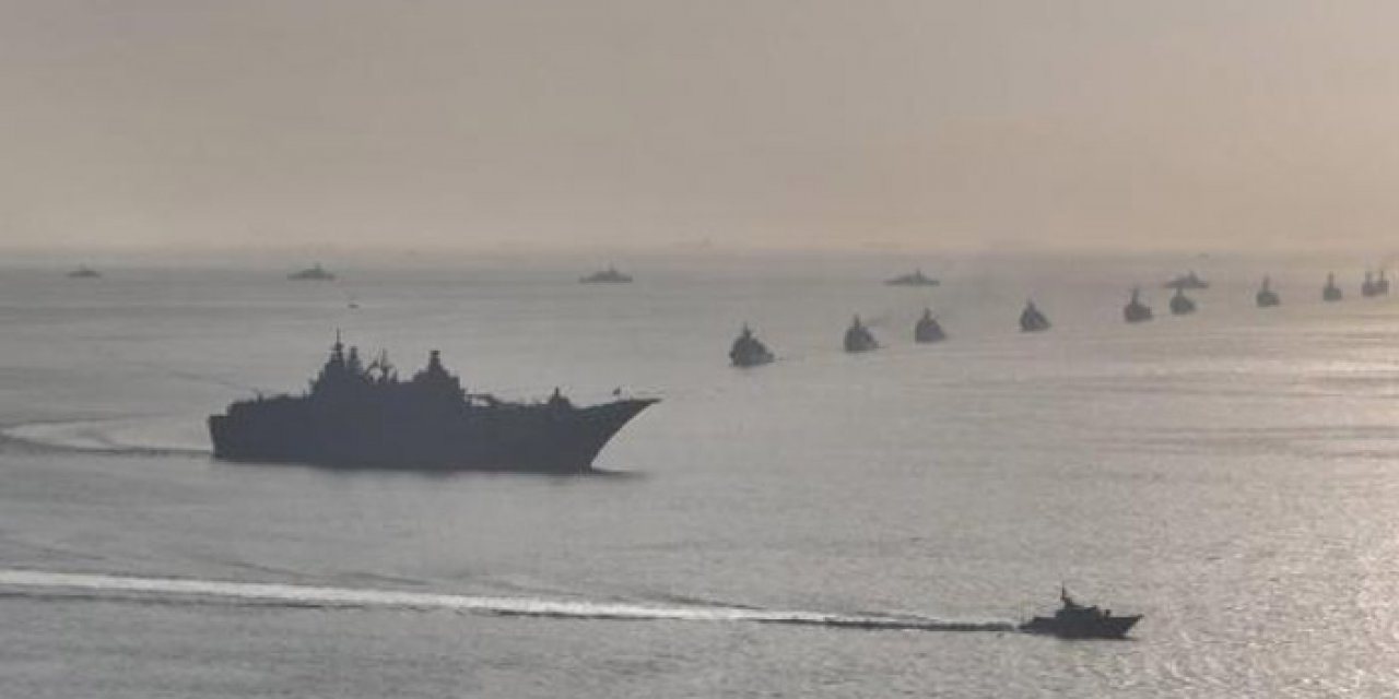 İstanbul Boğazı'nda Türk donanması boy gösterdi