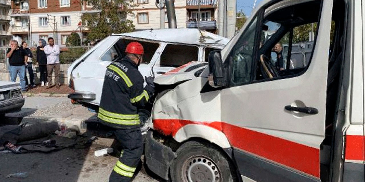 Manisa'da feci kaza: Vakaya giden ambulans çarptı, 2 yaralı