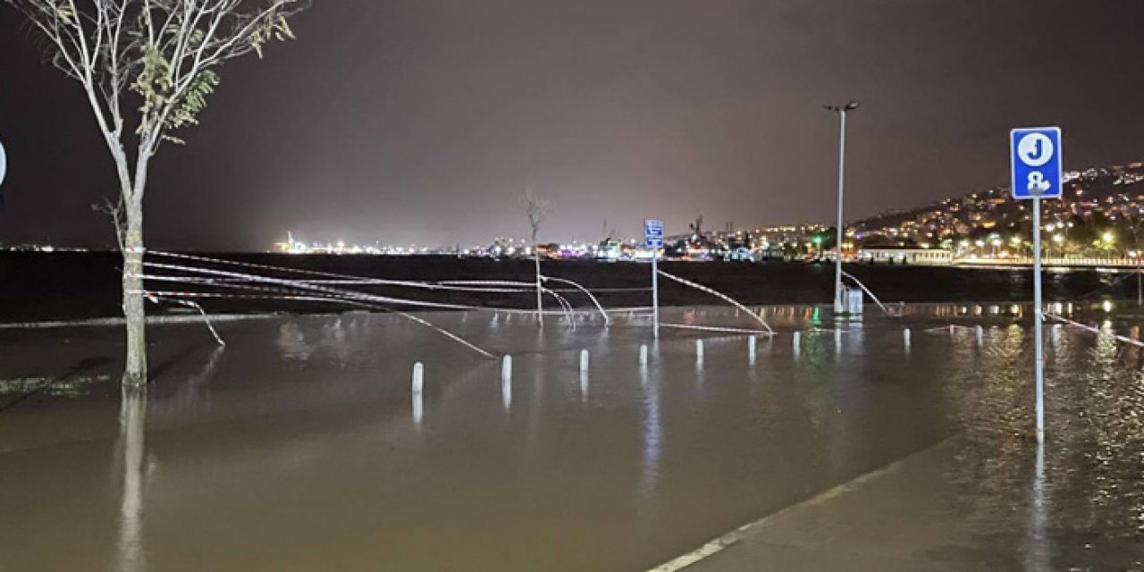 Kocaeli'de deniz karaya çıktı: Otopark su altında kaldı