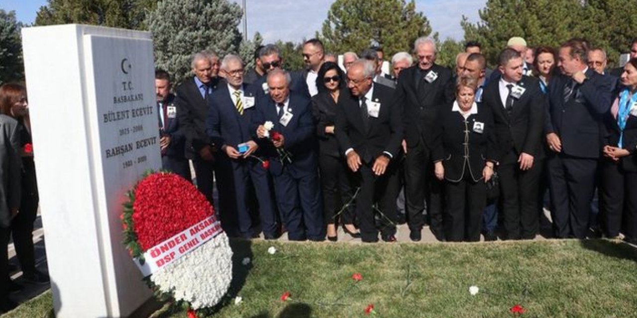 Bülent Ecevit kabri başında anıldı