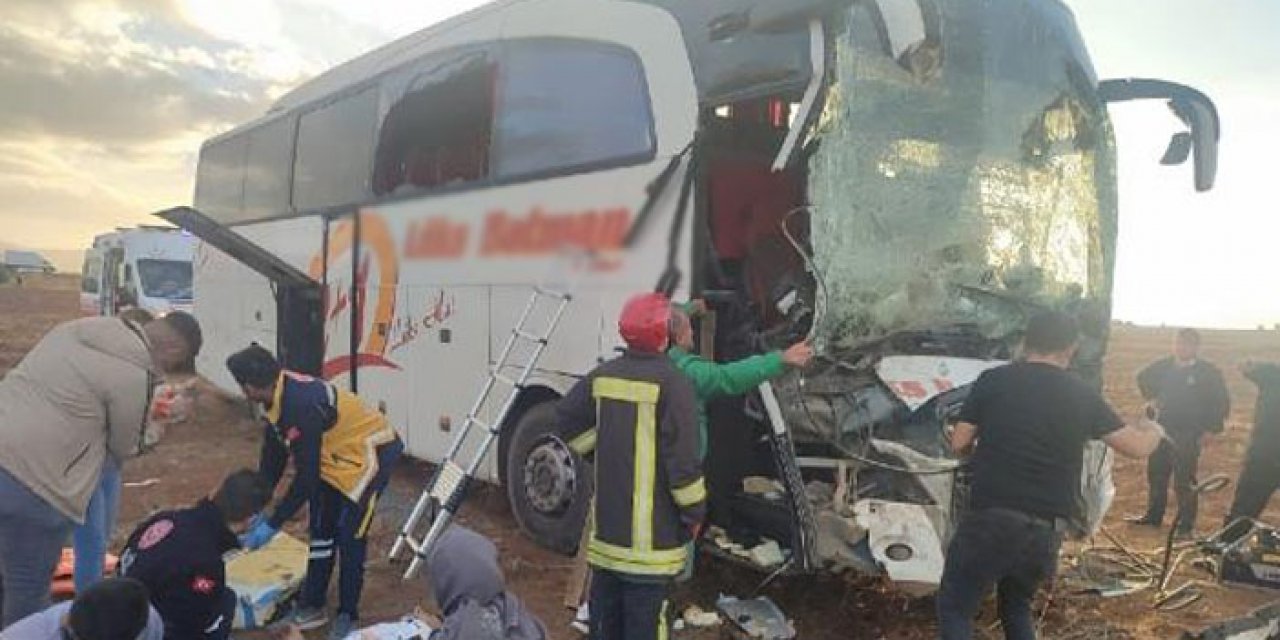 Feci kaza! Yolcu otobüsü traktöre çarptı: Yaralılar var
