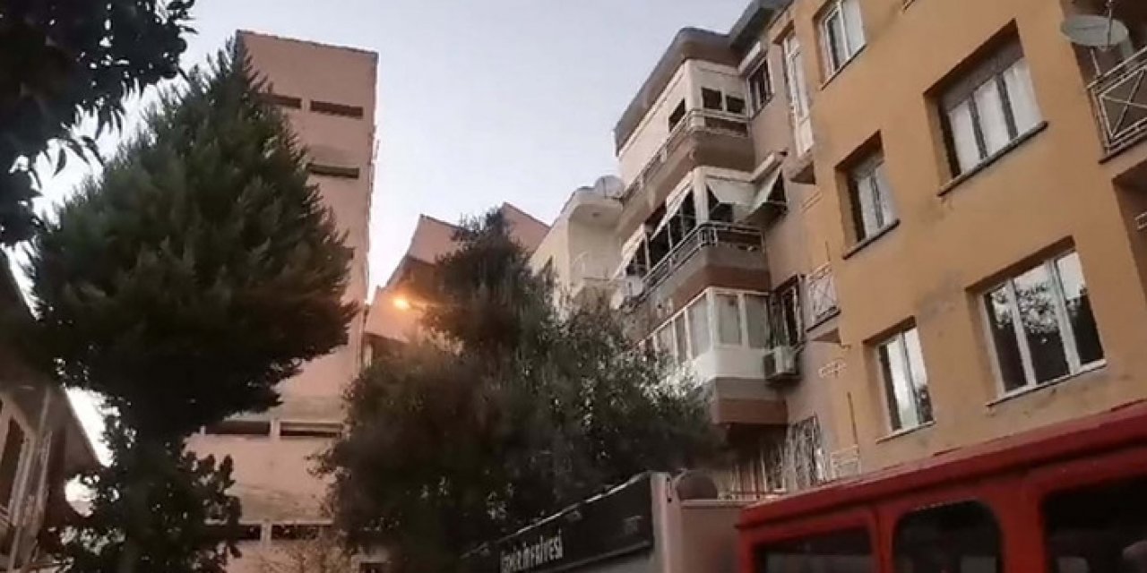 Yıkım esnasındaki okul binası başka bir apartmanın üzerine yan yattı