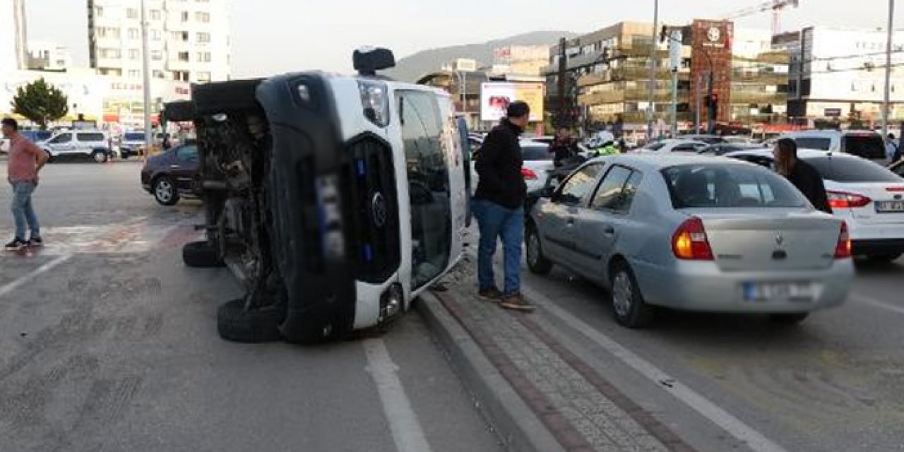 Kazaya karışan ambulans kırmızı ışıkta bekleyen aracın üzerine devrildi