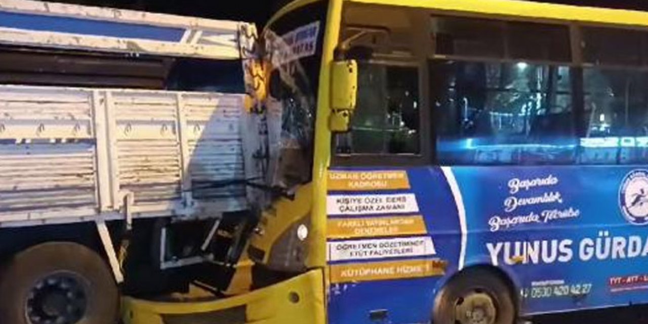 Park halindeki kamyona çarptı: 3’ü ağır, 5 yaralı