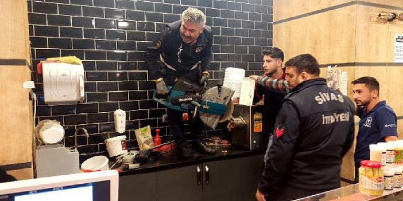 Kolunu kıyma makinesine kaptırdı; o şekilde hastaneye kaldırıldı