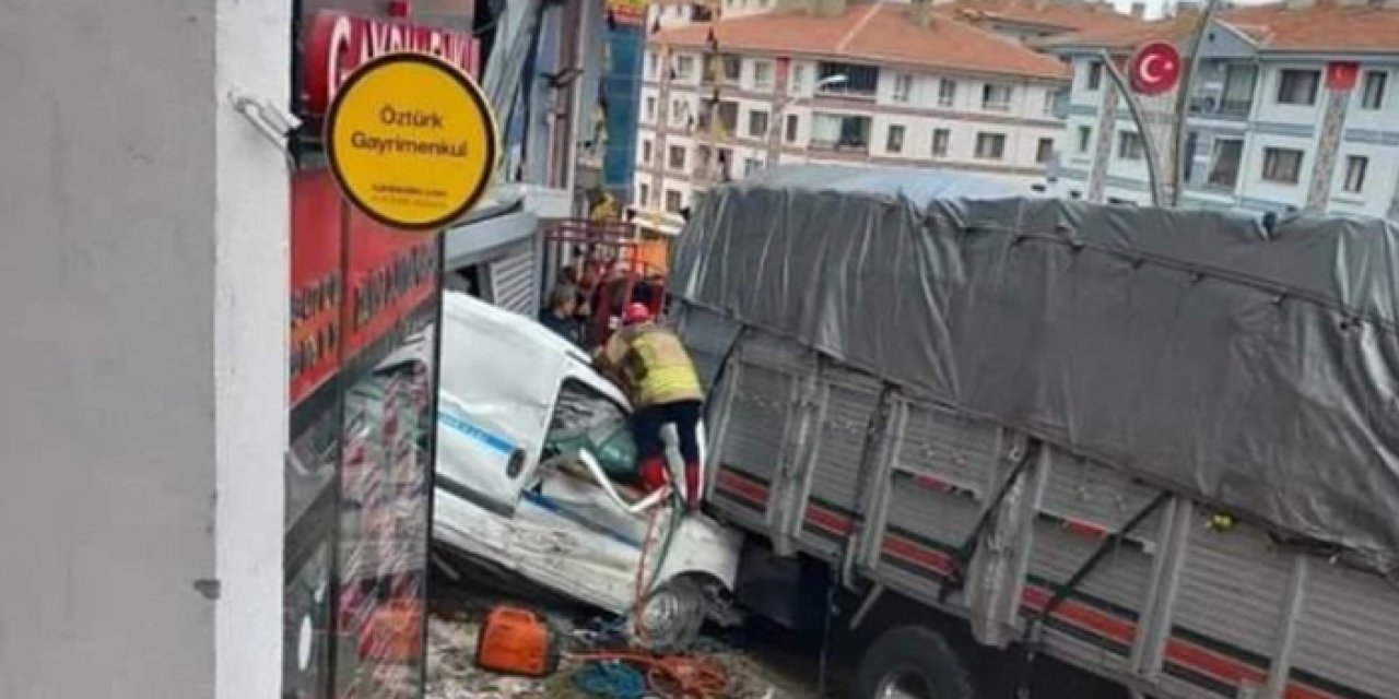 Mamak’ta feci kaza: Freni boşalan kamyon dükkâna girdi!