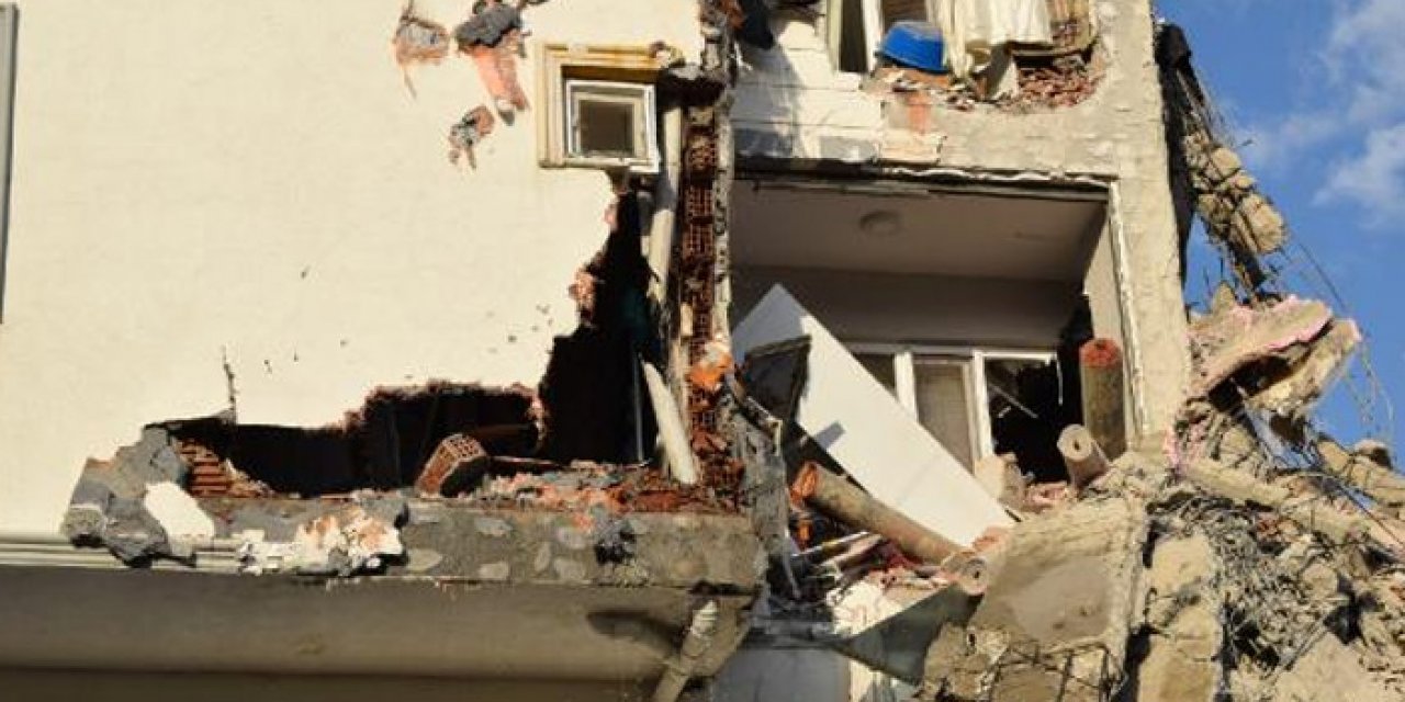 Yıkım sırasında çöktü: Çevresindeki binalara zarar verdi