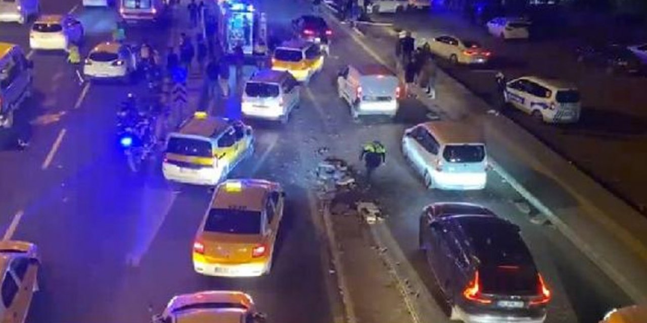 Önce refüje çarptı sonra kaldırıma çıkıp yayalara daldı