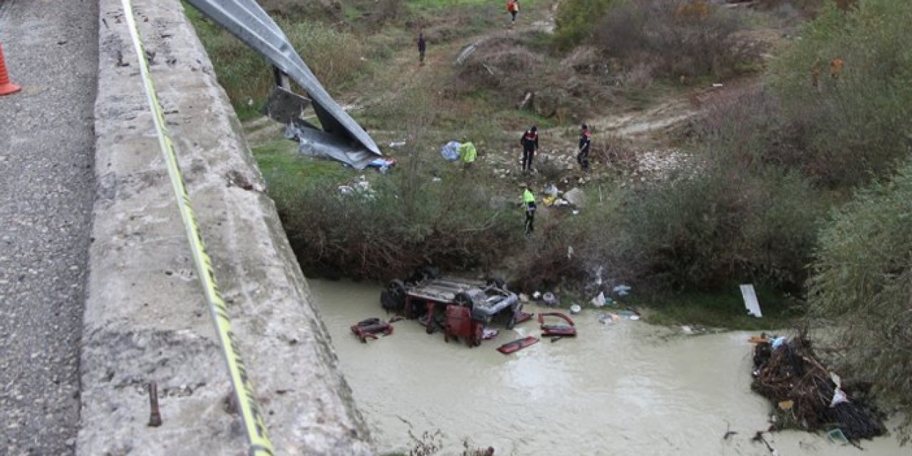 Manisa’da kontrolünü kaybeden araç nehre uçtu: ‘3 ölü’