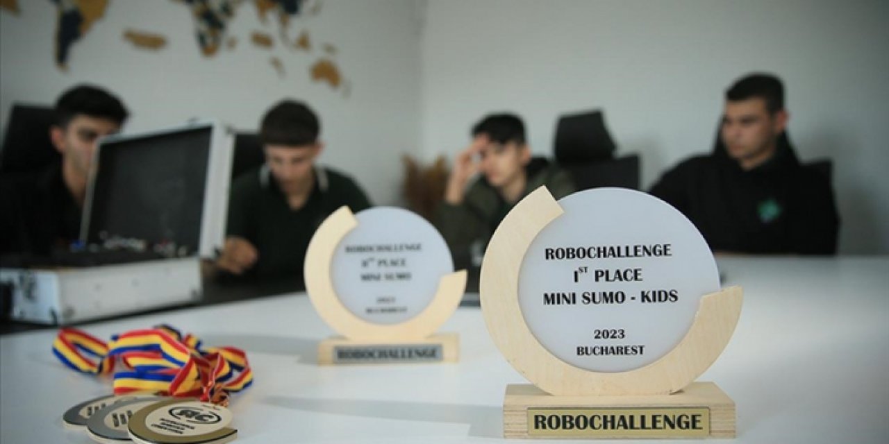 Türk öğrencilerin gururlandıran başarısı: Tasarladıkları robot birinci oldu