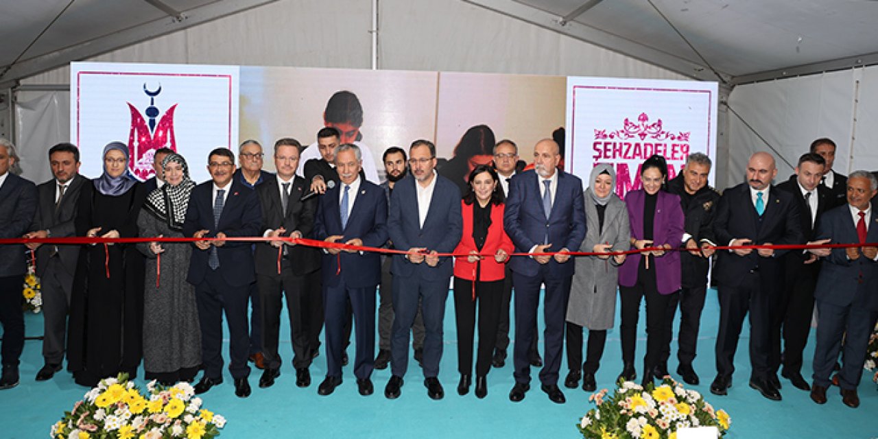 Şehzadeler'de millet kütüphanesi ve gençlik merkezi açıldı