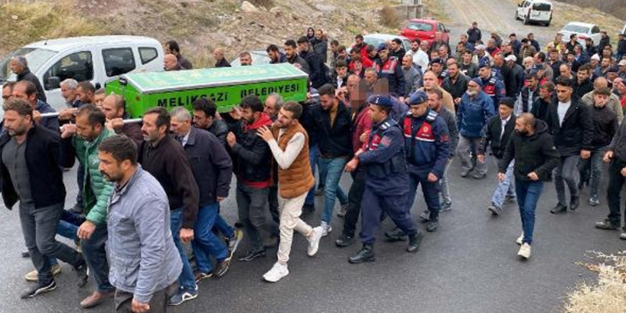 Kayseri'de evinde öldürülen kadın toprağa verildi: Eşi ve oğulları gözaltına alındı