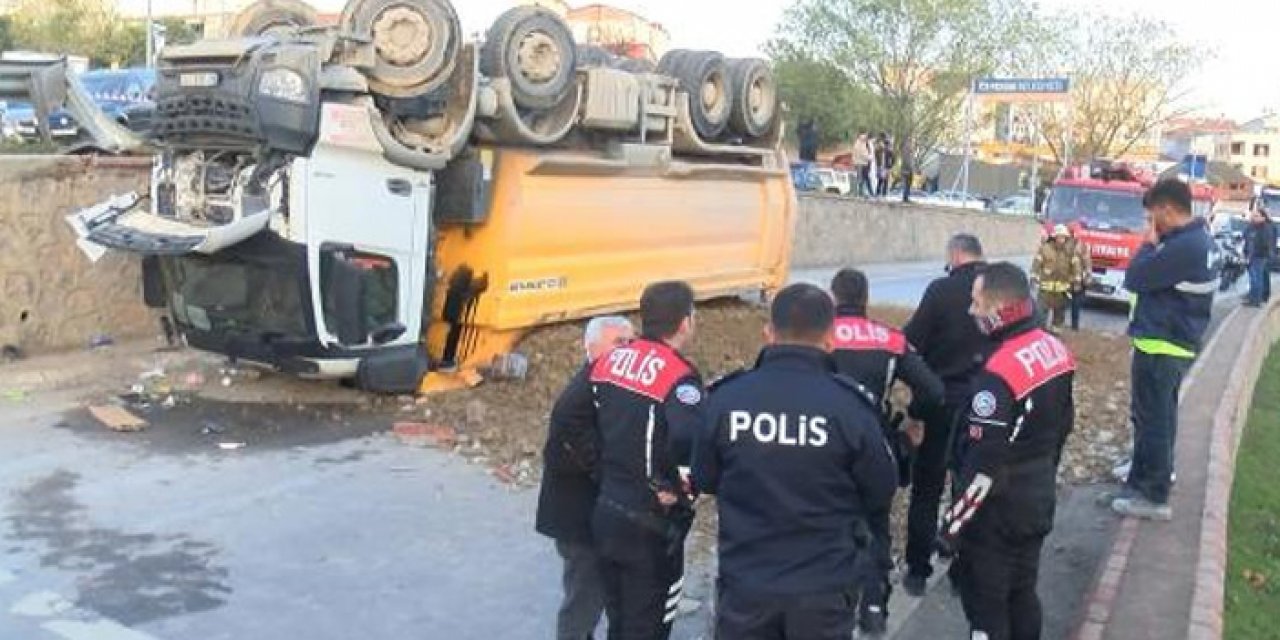 Kontrolden çıkan kamyon caddeden alt yola düştü