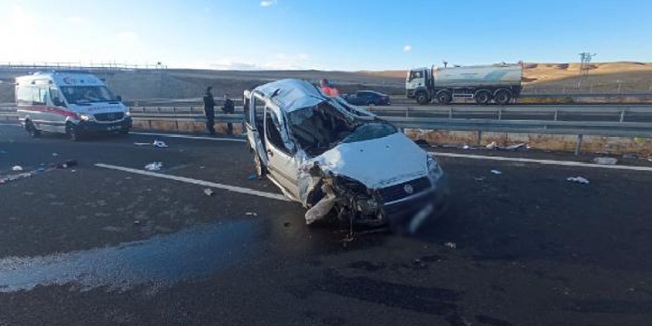 Başkent’te 2 otomobil çarpıştı: 2 ölü, 4 yaralı