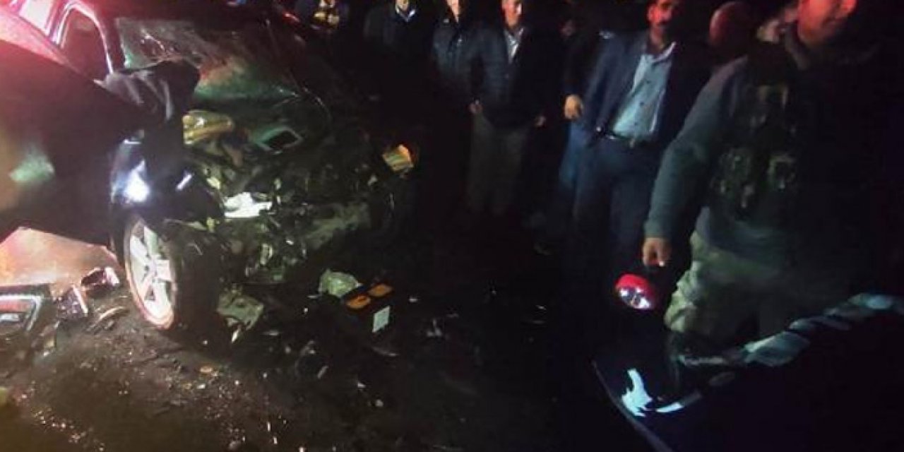 Bitlis-Muş yolunda 2 otomobil kafa kafaya girdi: 2 ölü, 3 yaralı
