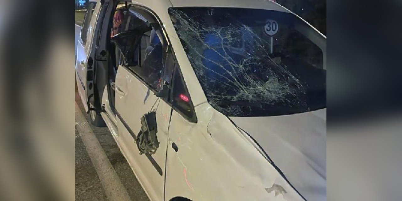 Hafif ticari araç 2 büyük başa daldı: 4 kişi yaralandı