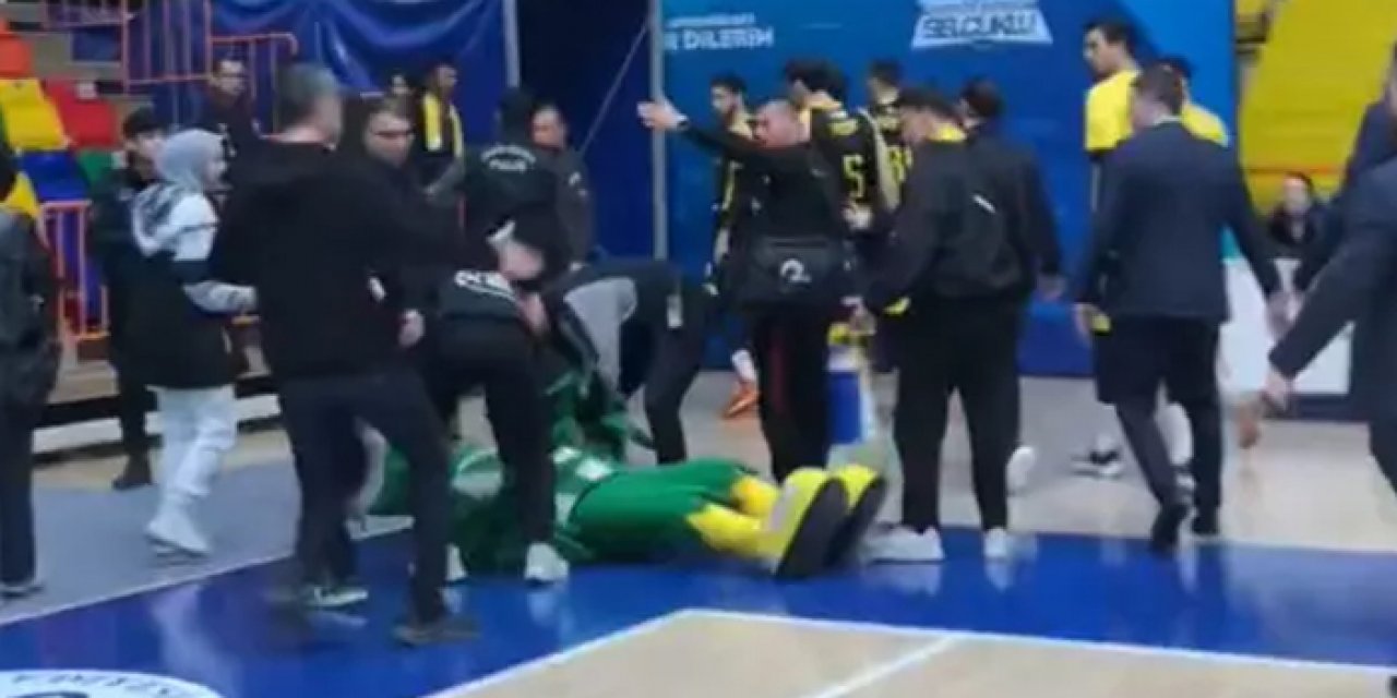 Konyaspor maskotu kavgaya karıştı! Şarkı birden ‘Cendere’ye döndü