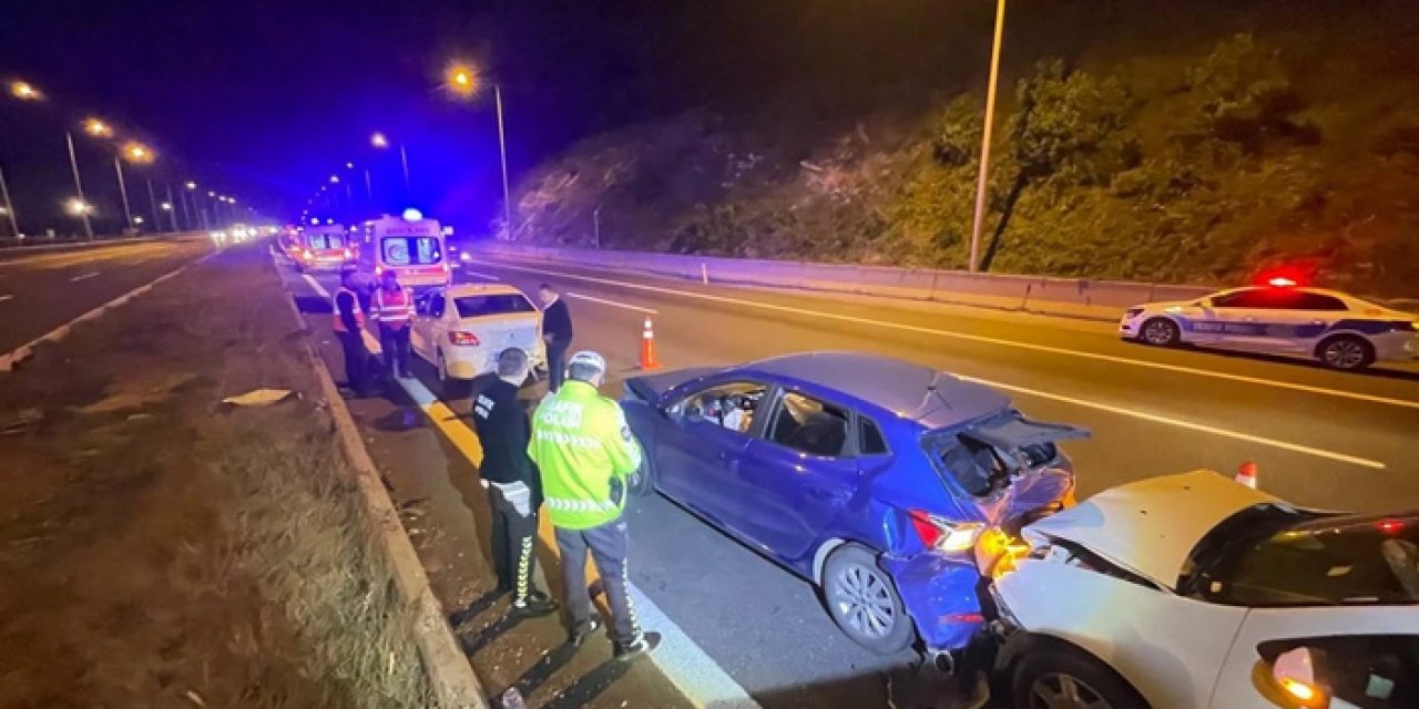 Anadolu Otoyolunda 4 araç birbirine girdi