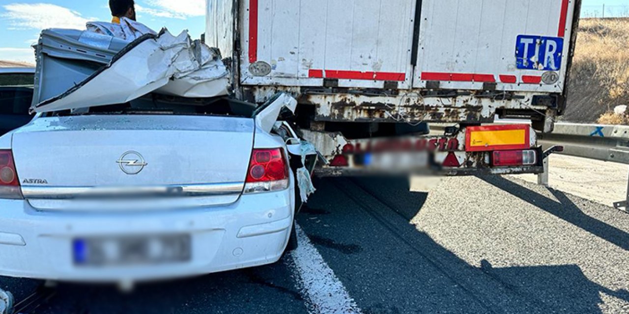 Başkentte feci kaza: Otomobil TIR'ın altına girdi