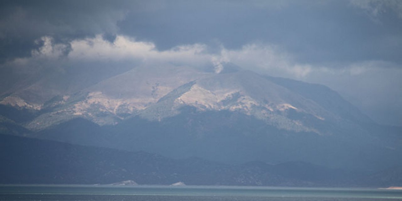 Dedegül'e mevsimin ilk karı düştü