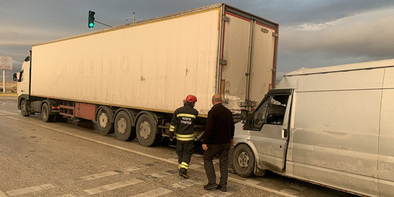 Minibüs tıra arkadan çarptı: 2 kişi yaralandı