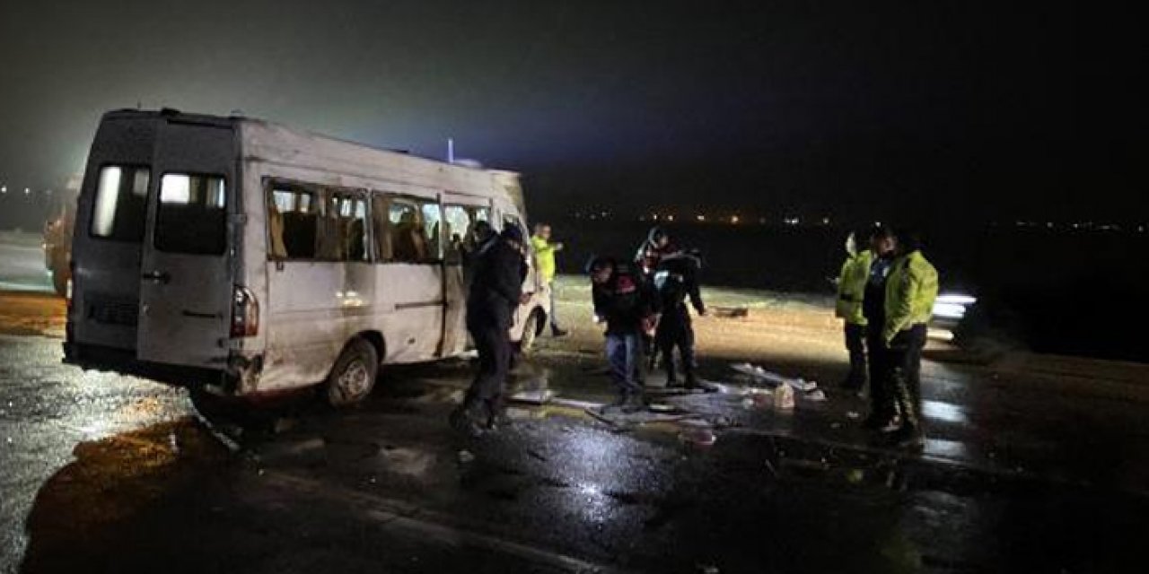 Karşı şeride geçen yolcu minibüsü devrildi: 14 kişi yaralandı