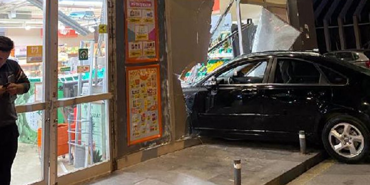 Kontrolden çıkan otomobil markete girdi