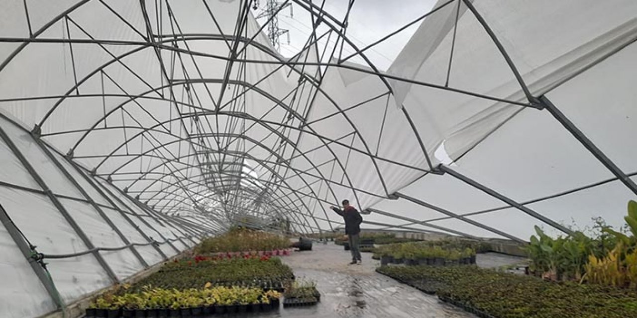 Seydişehir’de çıkan fırtına çiçek seralarını vurdu