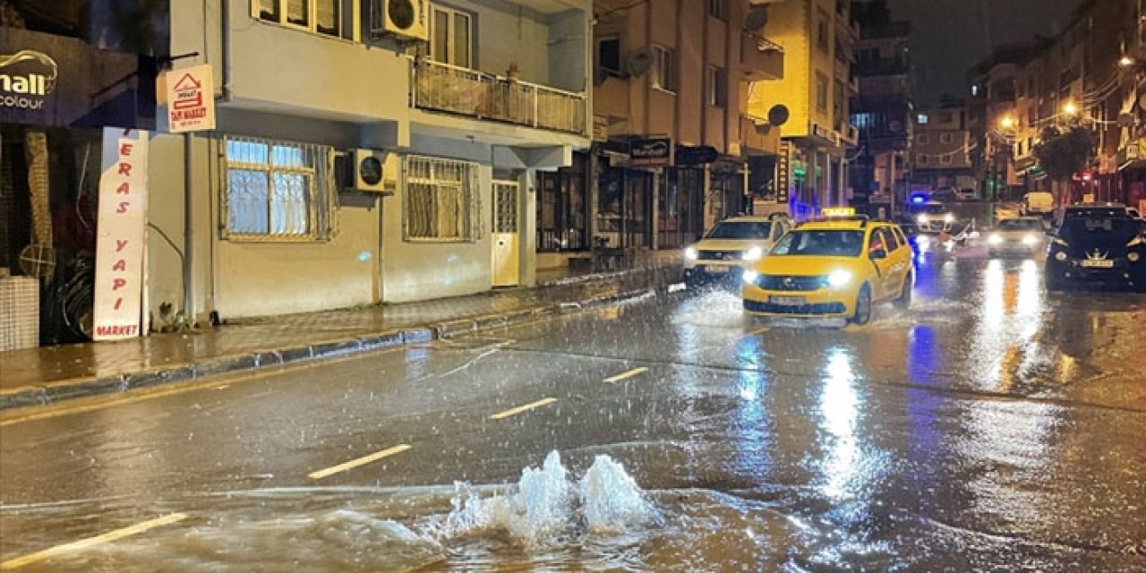 Meteoroloji uyarmıştı: Şiddetli yağış İzmir'i esir aldı!