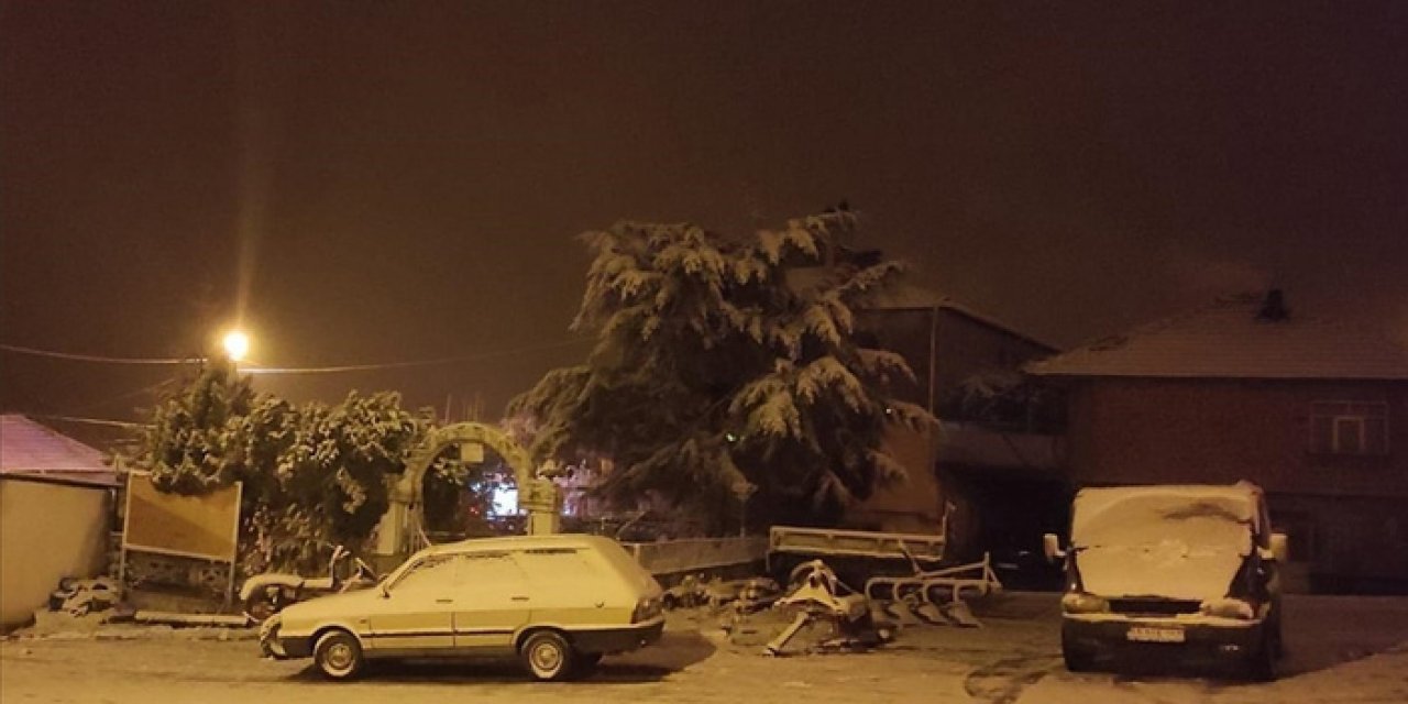 Manisa'ya mevsimin ilk karı yağdı