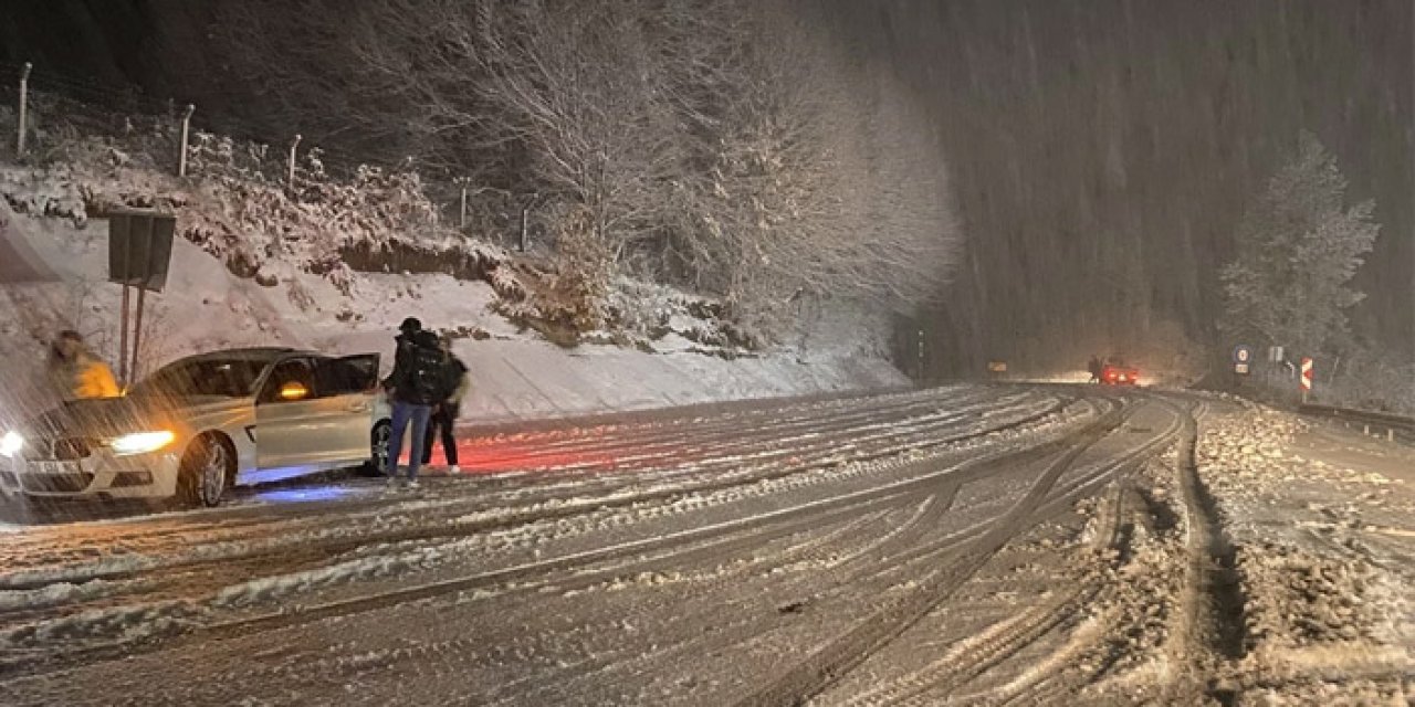 Kütahya ve Bursa kara yolunda kar yağışı nedeniyle araç trafiği durdu