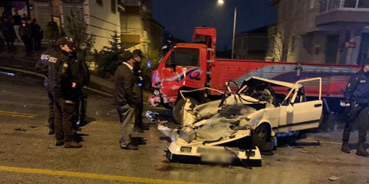 Keçiören’de otomobil ile kamyonet çarpıştı: 5 yaralı