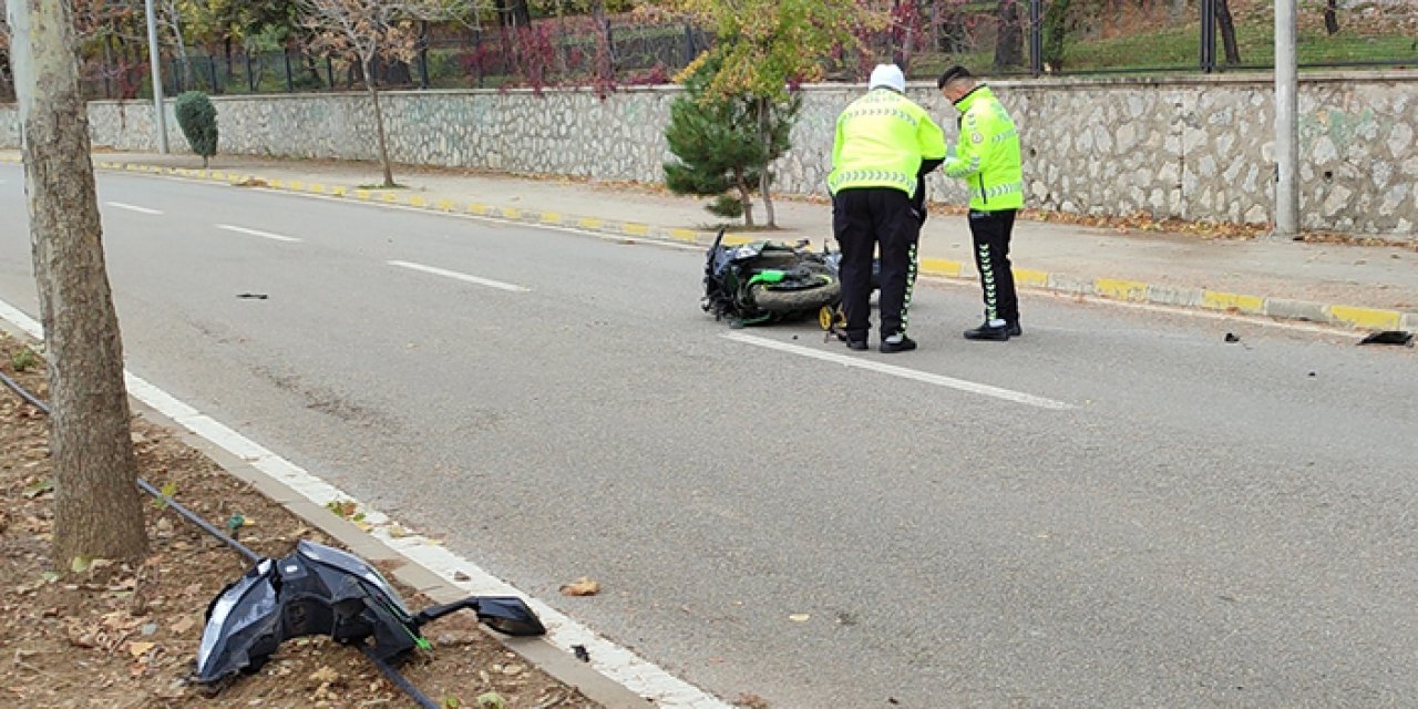 Konya'da refüjdeki ağaca çarpan genç yaşamını yitirdi