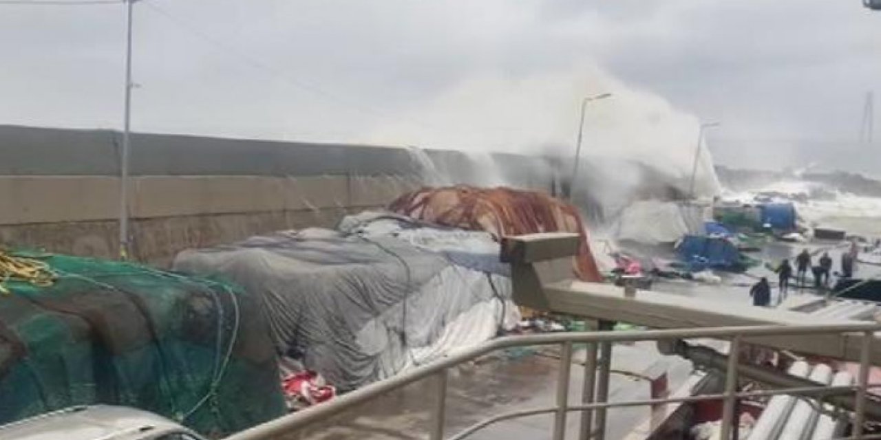 Sarıyer’de zor anlar! Dev dalgalar balıkçıları denize düşürdü