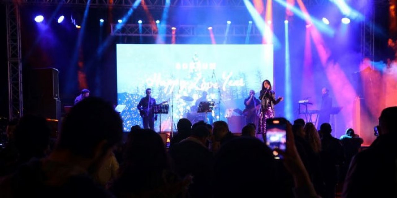 Ünlülerin yılbaşı programları belli oldu: O isim İzmir’i kasıp kavuracak