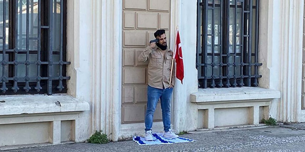İzmir’de korkunç anlar: İsrail bayrağına basıp kafasına silah dayadı