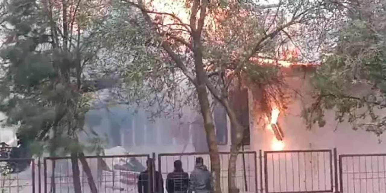Okul çatısı alev alev yandı: Öğrenciler tahliye edildi