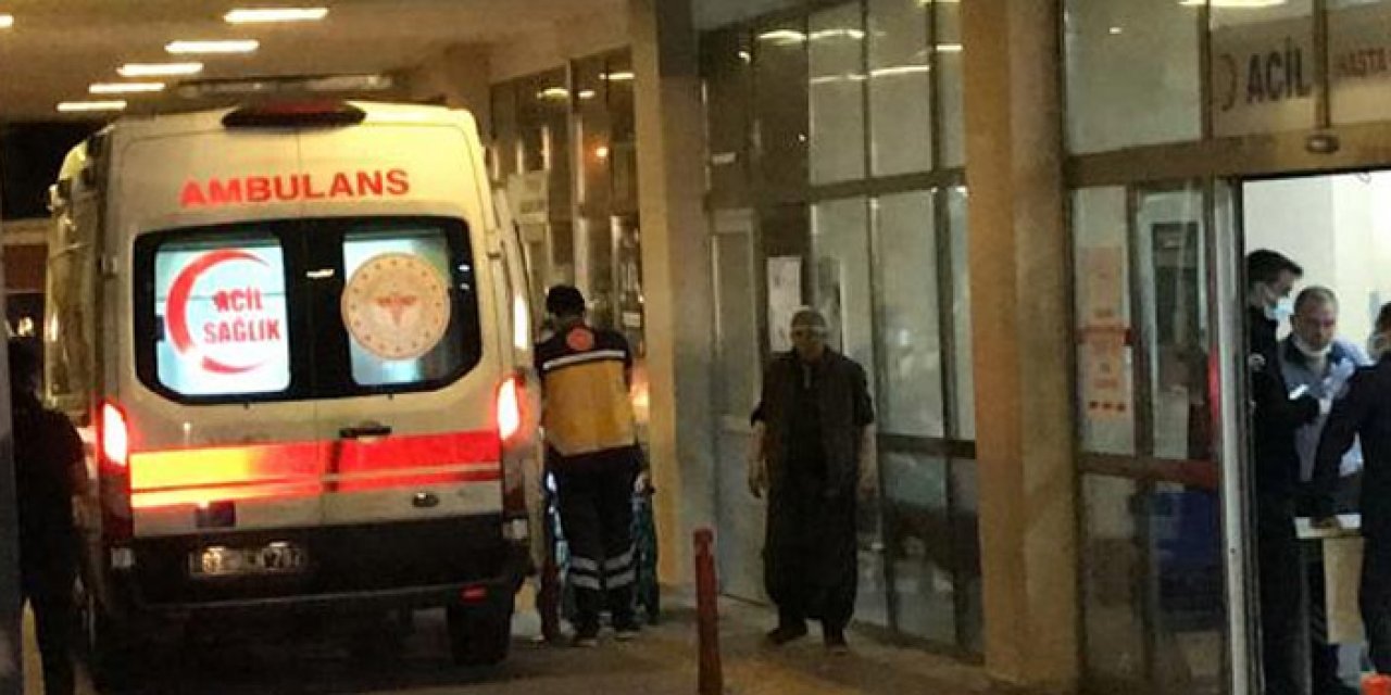 Hafif ticari araca çarpıp refüje çıkarak devrildi: 1 ölü, 3 yaralı