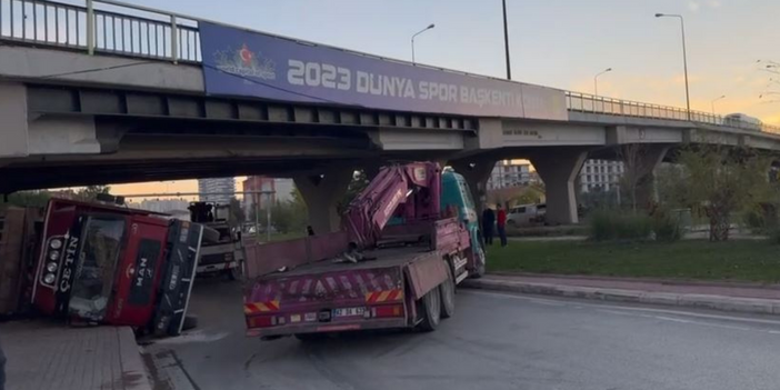 Konya’da korkunç kaza! Kamyon üst geçide çarpıp devrildi!