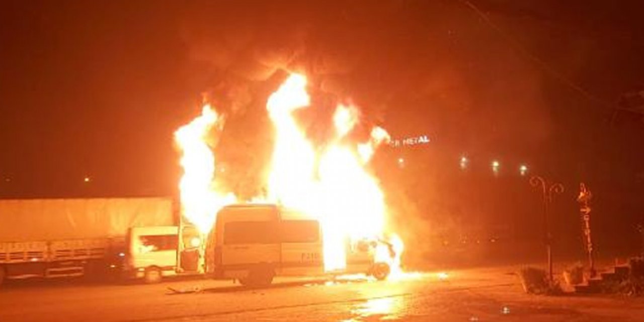 Servis minibüsü bir anda alev topuna döndü