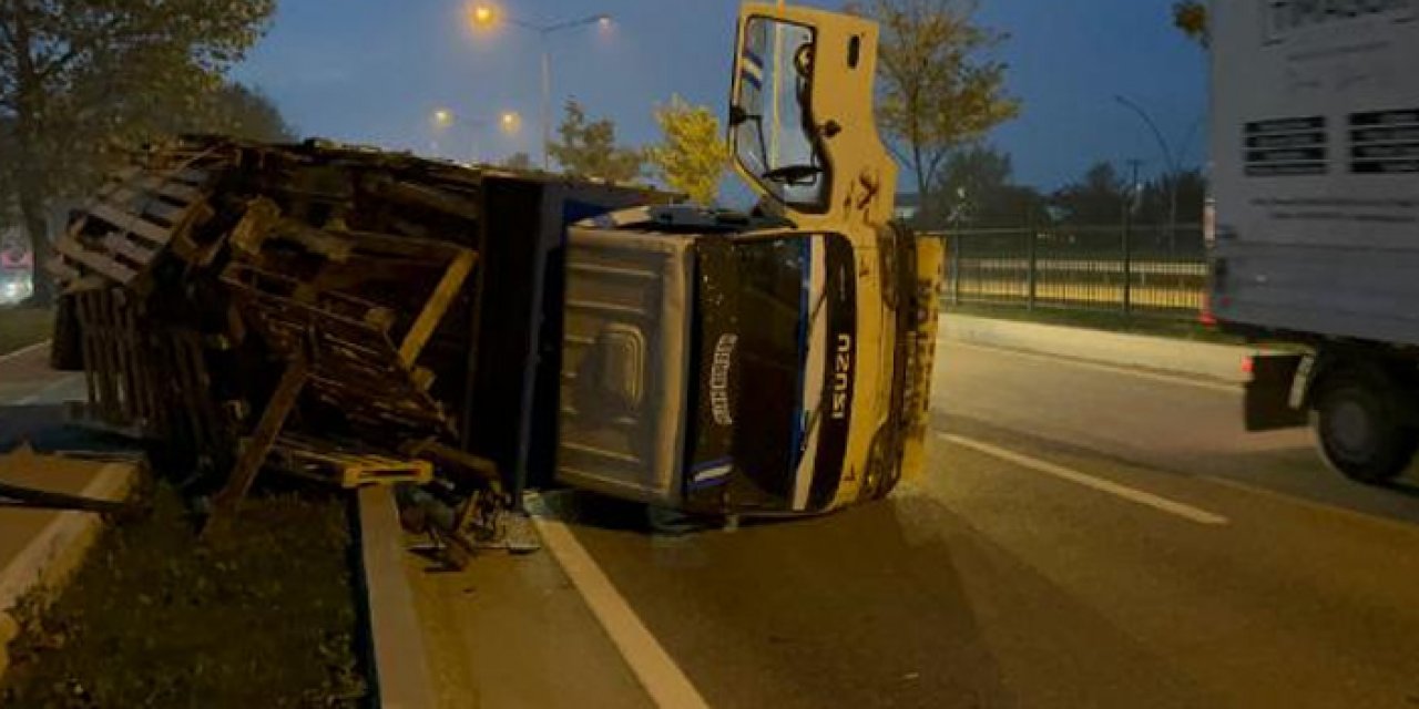 Arka lastik patladı: Palet yüklü kamyonet yan yattı