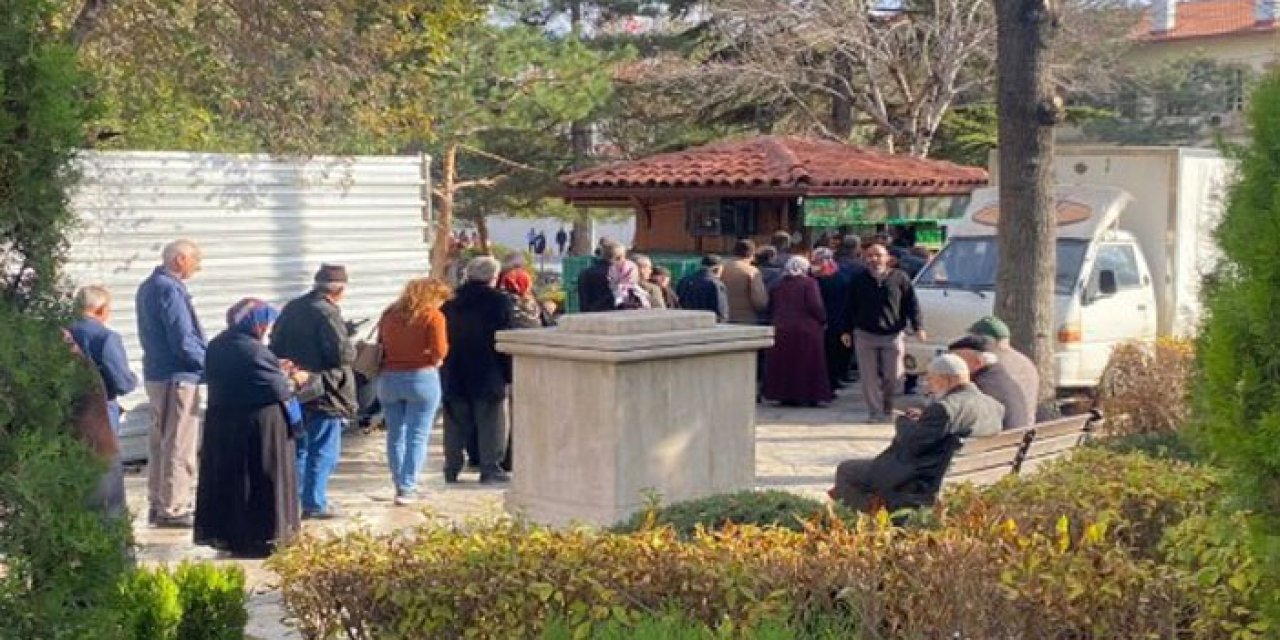 Konya'da 5 liralık ekmek için uzun kuyruk