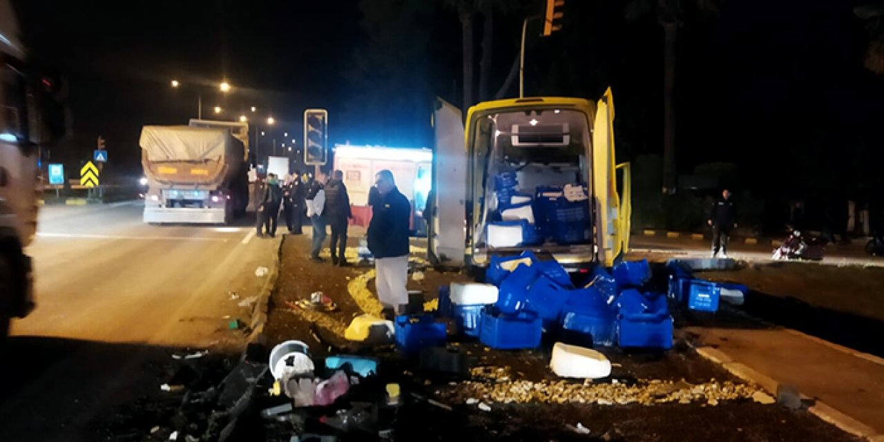 Manisa'da korkunç kaza: Servis minibüsü kamyonetle çarpıştı! 7 yaralı