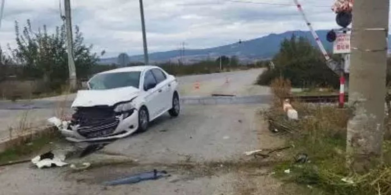 Manisa'da feci kaza: Elektrik direğine çarptı