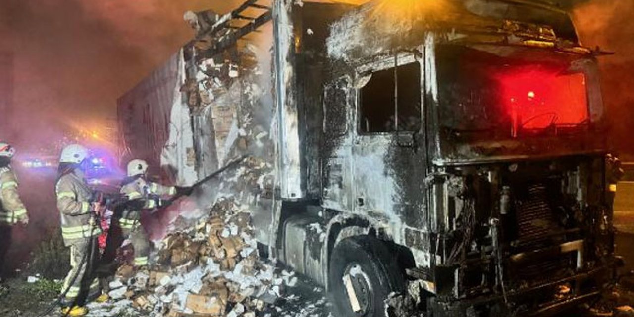 İstanbul'da peçete yüklü TIR alev alev yandı