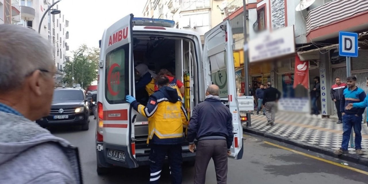 Manisa'da yaşlı kadın durakta yere düştü: Hastaneye kaldırıldı!